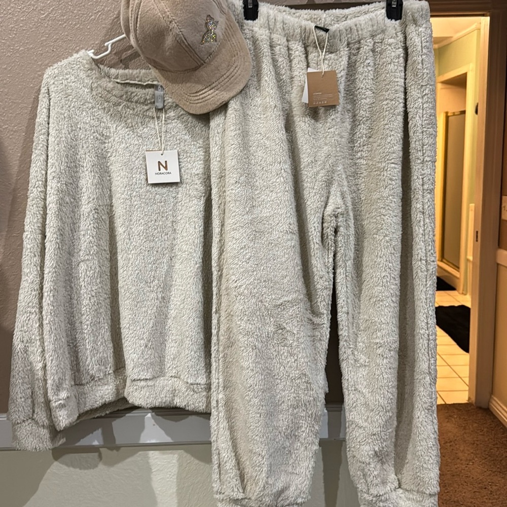 Brand new bundle women’s size XL Sherpa sweatsuit beige with velvet cap